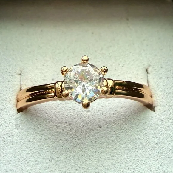 NEW! Pretty Bird Jewelry Solitaire Round-Cut Cubic Zirconia Ring size 8.75 - Picture 1 of 12